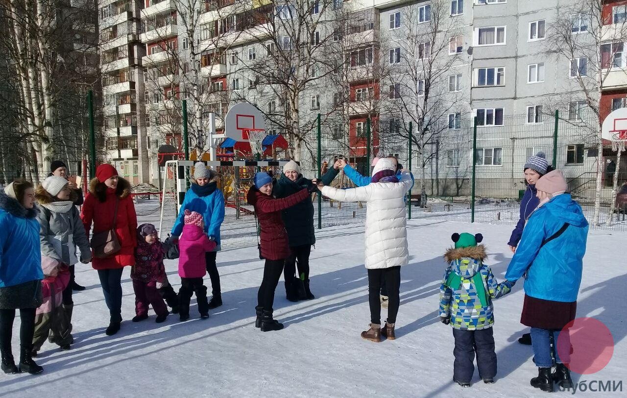 В Северодвинске волонтёры сыграли с детьми в подвижные игры